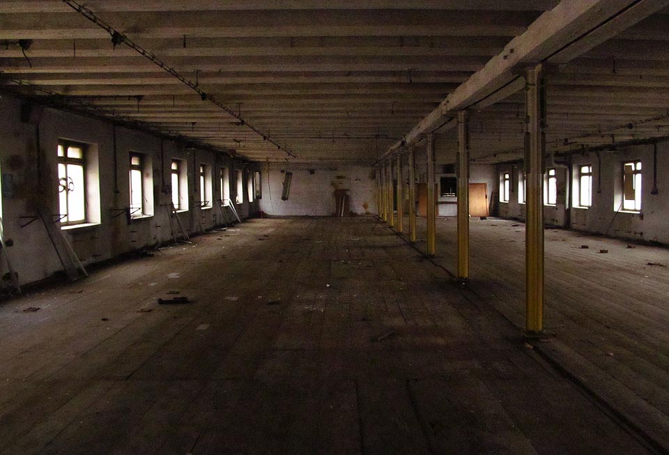 Druhá nejstarší budova v areálu Vlněny přiléhá z jihu k třípatrovému Bochnerovu paláci. Stejně vysoká jako on, nabízela čtyři patra nízkých hal s dřevěnými stropy nesenými litinovými sloupy. Tady hučely stroje dávno před koncem 19. století. Druhá nejstarší budova v areálu Vlněny přiléhá z jihu k třípatrovému Bochnerovu paláci. Stejně vysoká jako on, nabízela čtyři patra nízkých hal s dřevěnými stropy nesenými litinovými sloupy. Tady hučely stroje dávno před koncem 19. století.