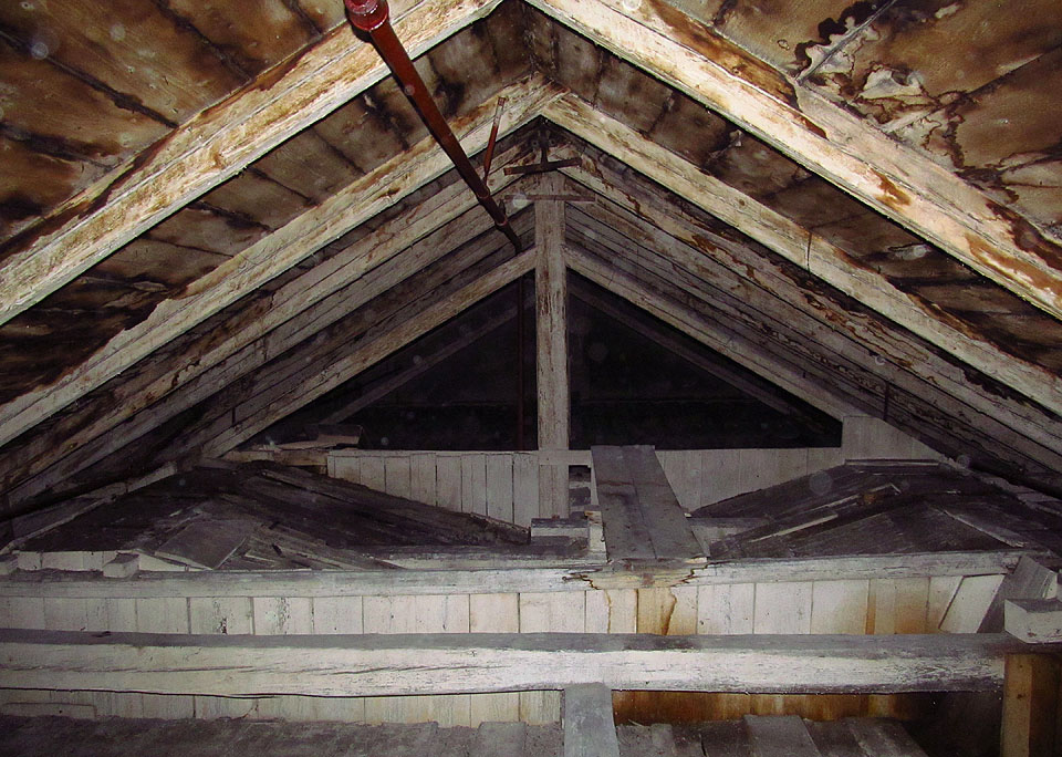 Dlouhodobě zanedbaná údržba dává zabrat nešťastným krovům historických budov Vlněny. Dlouhodobě zanedbaná údržba dává zabrat nešťastným krovům historických budov Vlněny.