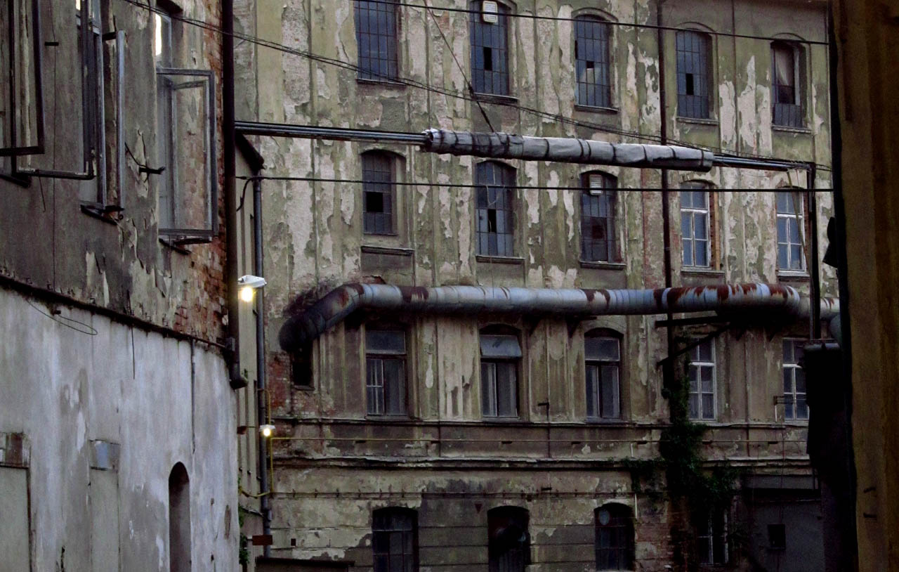 Výbojky zalévají nazelenalým světlem uličky Vlněny stejně jako plynové lampy ve Stínadlech. Výbojky zalévají nazelenalým světlem uličky Vlněny stejně jako plynové lampy ve Stínadlech.