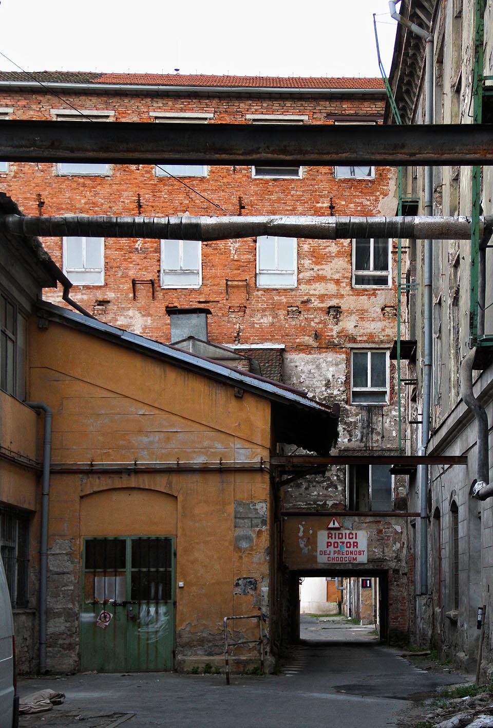 Řidiči pozor. Dej přednost chodcům! Řidiči pozor. Dej přednost chodcům!