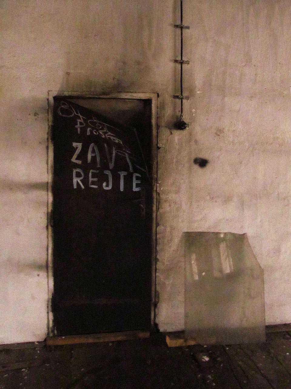 Plechová dvířka propojující budovy v Přízově ulici někdo důkladně zamknul a pro jistotu ještě i zazdil. Plechová dvířka propojující budovy v Přízově ulici někdo důkladně zamknul a pro jistotu ještě i zazdil.