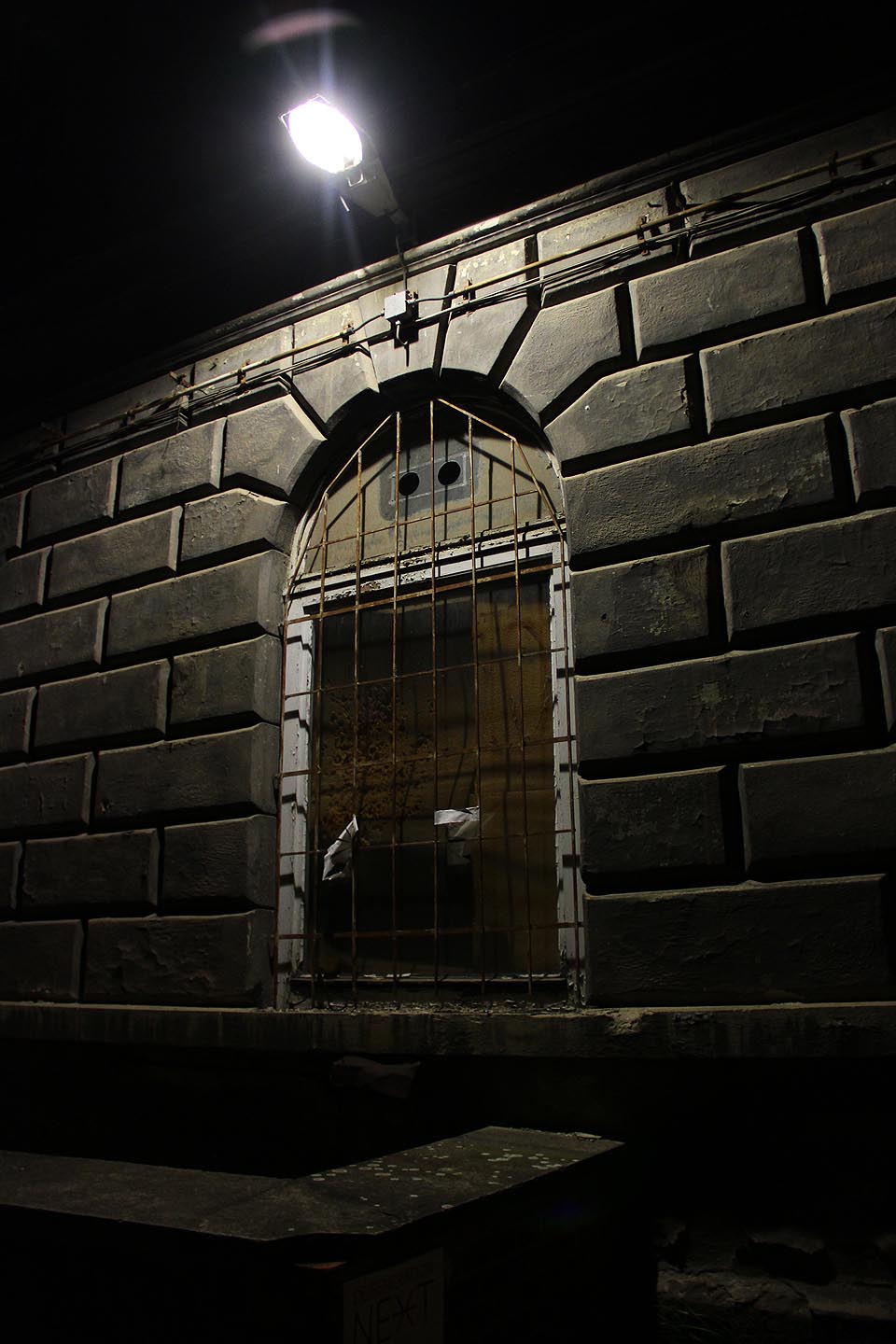 Na takovém místě není těžké uvěřit na zločiny v areálu mimo dosah zákona. Na takovém místě není těžké uvěřit na zločiny v areálu mimo dosah zákona.