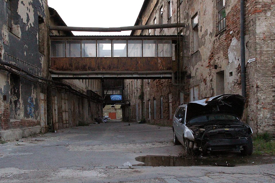 V posledních letech se Vlněna stávala mimo jiné hřbitovem. Věcí, aut a idejí. V posledních letech se Vlněna stávala mimo jiné hřbitovem. Věcí, aut a idejí.