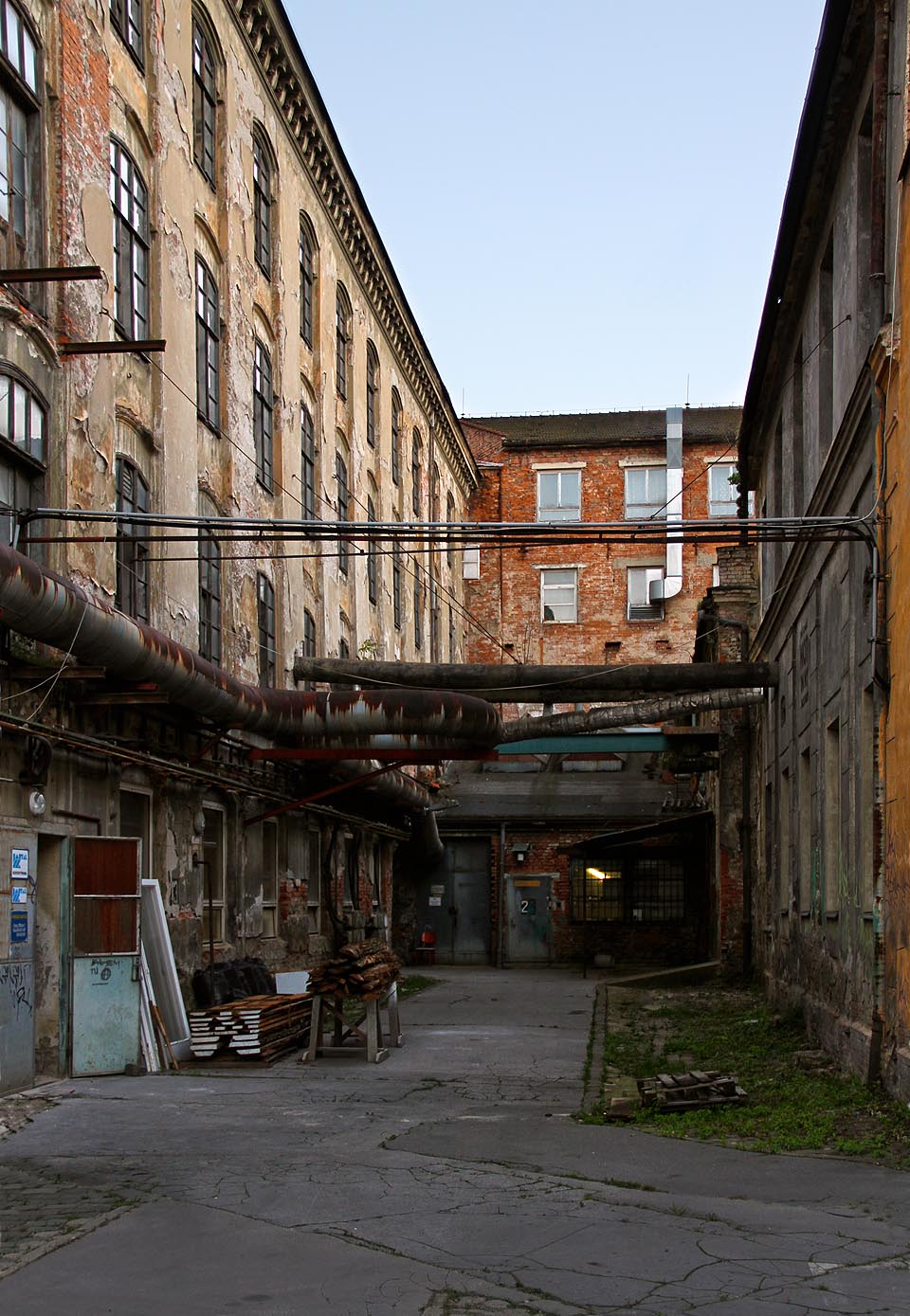 Jako přízrak vypadají v rozlehlém opuštěném areálu dílny, kde se stále ještě svítí a vyrábí. Jako přízrak vypadají v rozlehlém opuštěném areálu dílny, kde se stále ještě svítí a vyrábí.
