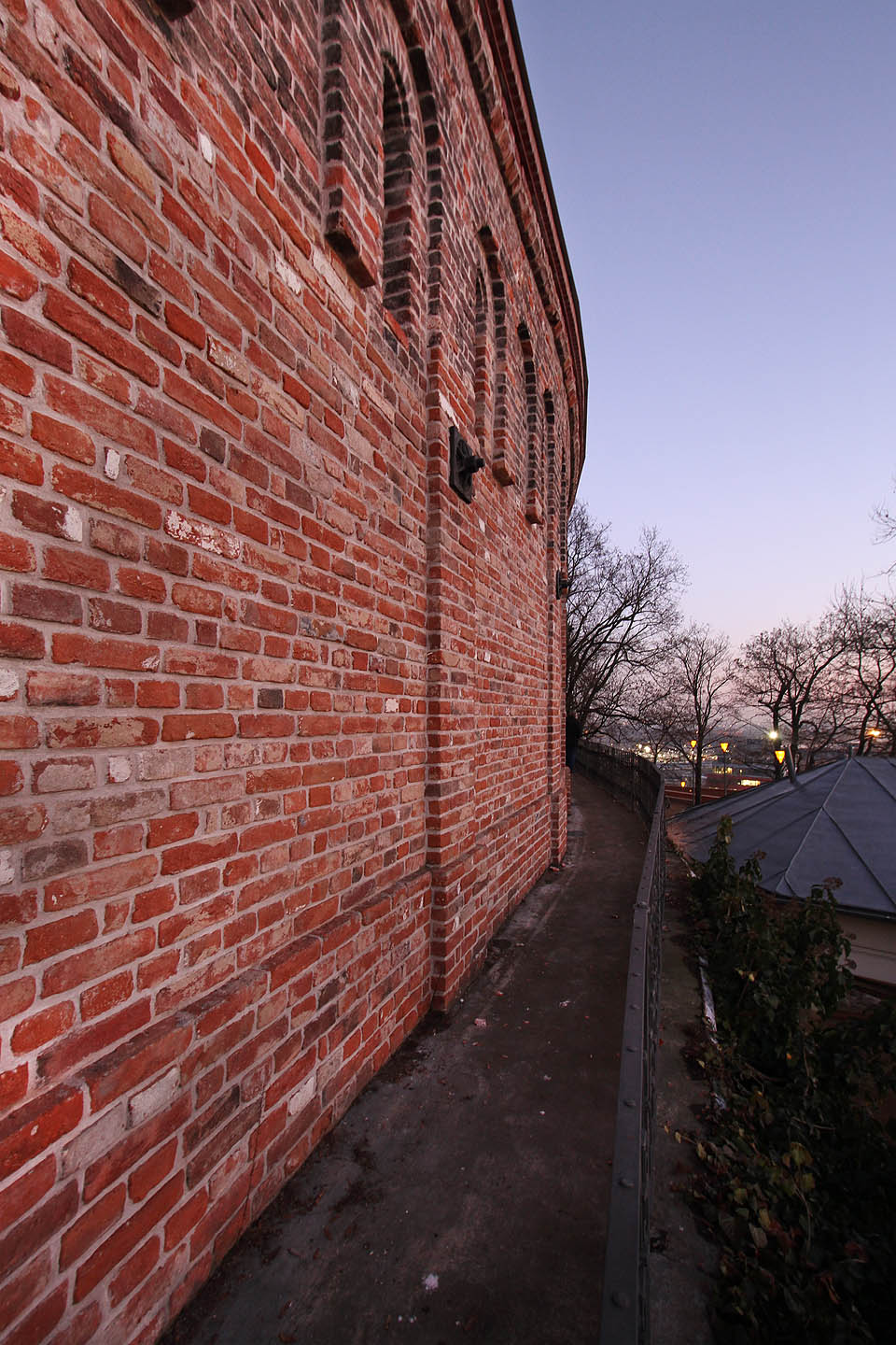 Vodojem je přístupný pouze zvenku po betonové římse. V rámci rekonstrukce na začátku 21. století byla římsa rozšířena a opatřena kovaným zábradlím.