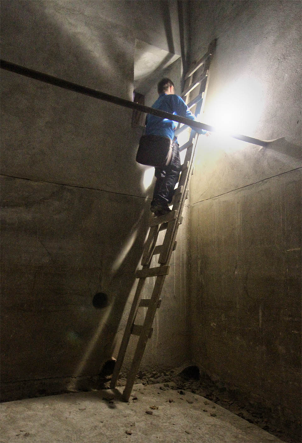 Do nádrže je nutné z revizní plošiny umístěné na oddělující příčce sešplhat po stavebním žebříku.