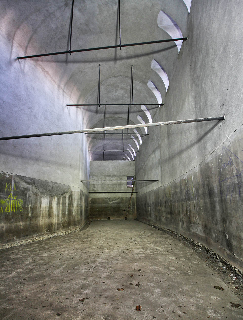 Na rozdíl od vulgárních nápisů ve vodojemu na Špilberku jsou na Petrově stěny pokreslené křesťanskými hesly. Člověk tu, ve ztichlém podzemí, skutečně najde klid a mír.