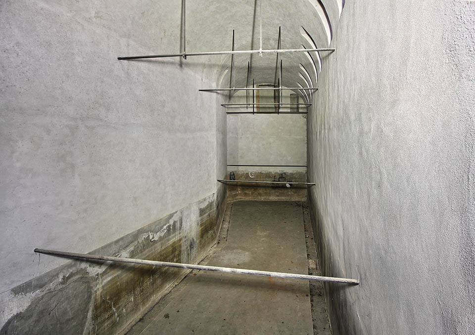 Pohled do zrcadlově symetrické jižní nádrže.