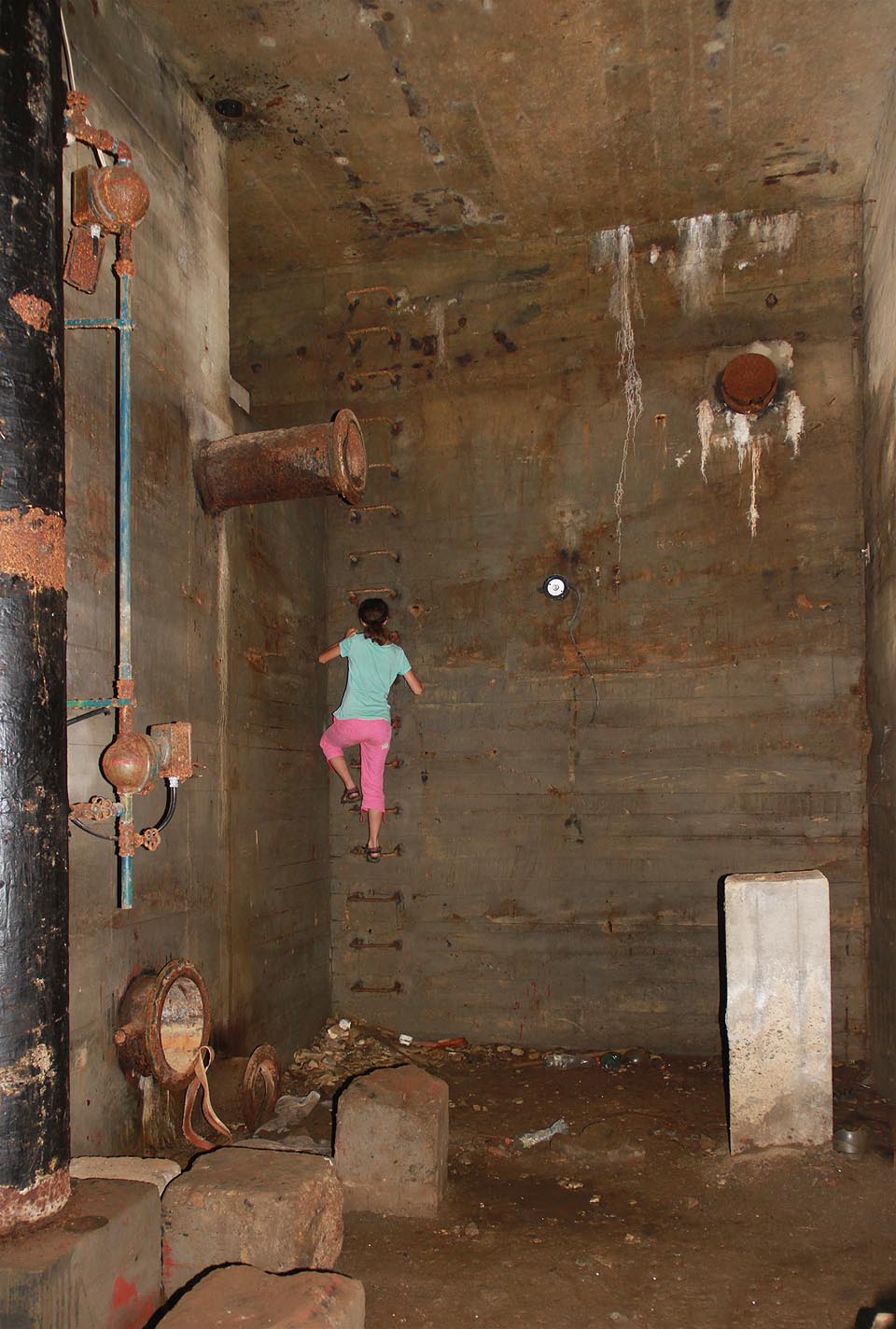 Prakticky veškeré vybavení a armatury šoupátkové komory byly demontovány a odvezeny. Kdo se neprotáhne potrubím, musí do nádrže po žebříku.