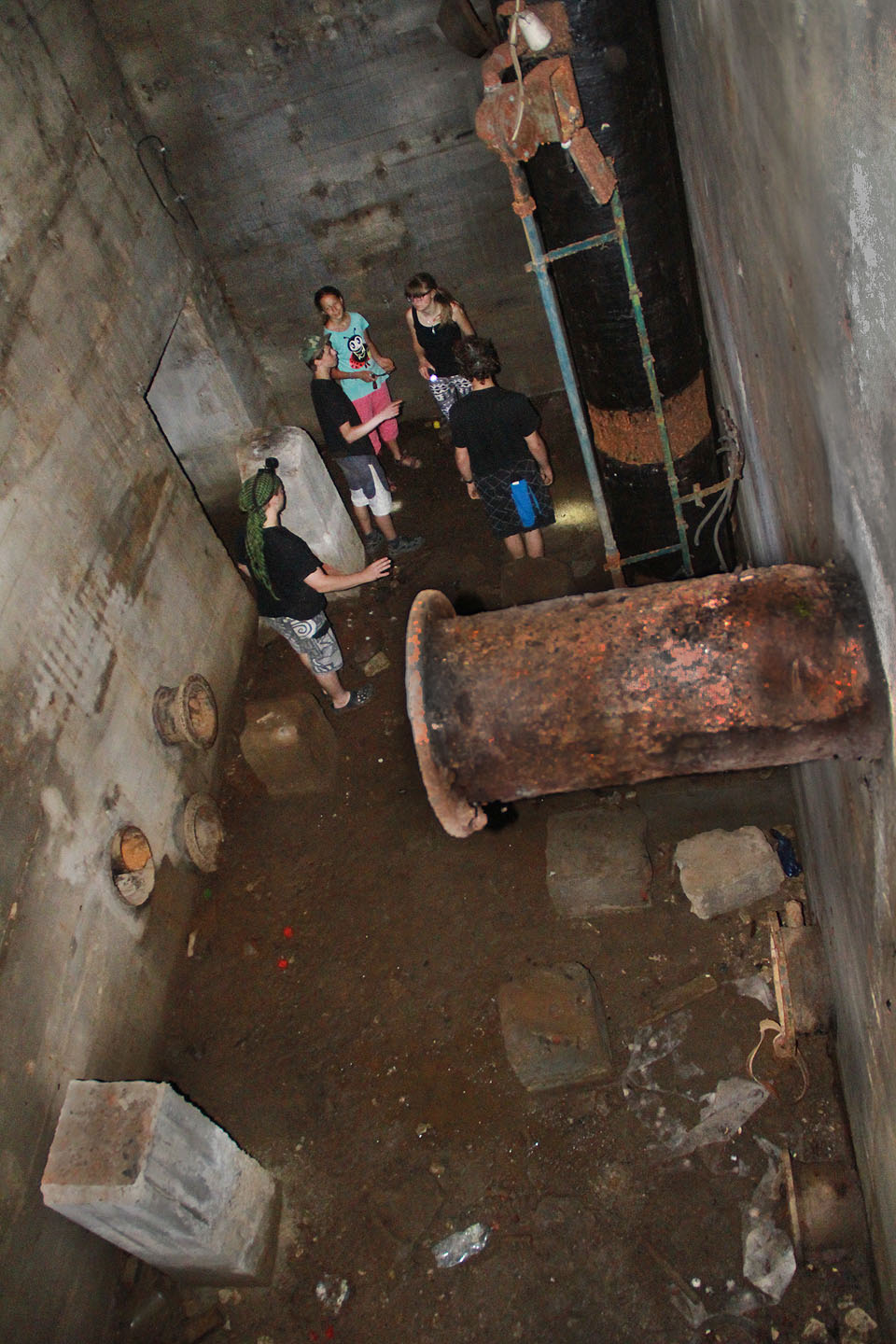 Přestože jsou vodojemy značně ponurým místem, slouží jako příhodný úkryt místní mládeži prahnoucí po dobrodružství.