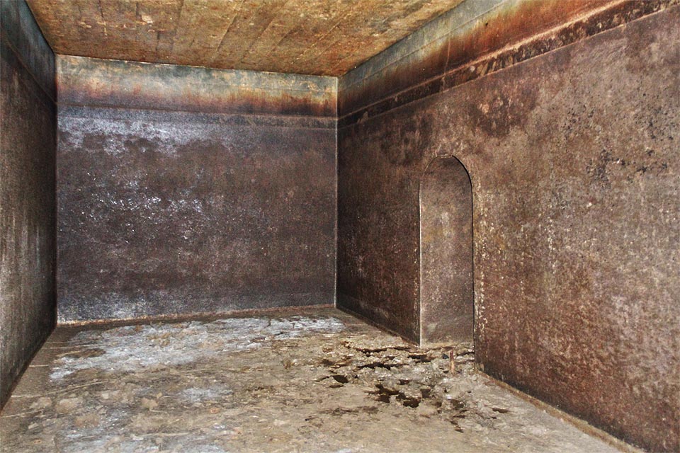 Obě rovnoběžné nádrže vodojemu jsou dále rozčleněny na dvě poloviny masivní železobetonovou přepážkou. Aby mohla voda volně proudit mezi oběma polovinami, nachází se v úrovni dna zvláštní klenuté průchody.