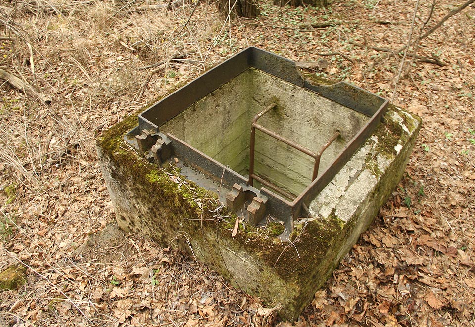 Nenápadná vstupní šachta do vodojemu je dobře ukrytá v okolním lese. Kdo o ní neví, pravděpodobně si jí vůbec nevšimne.