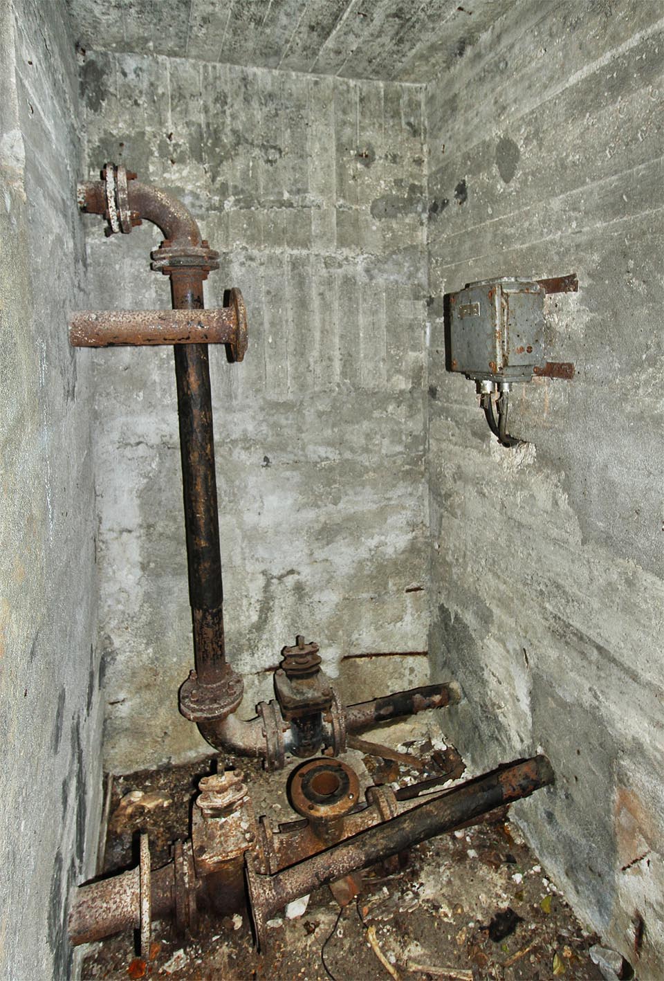 Zůstaly tu pouze armatury, které byly přímo zalité do betonu. Co šlo odšroubovat, odšroubováno jest.
