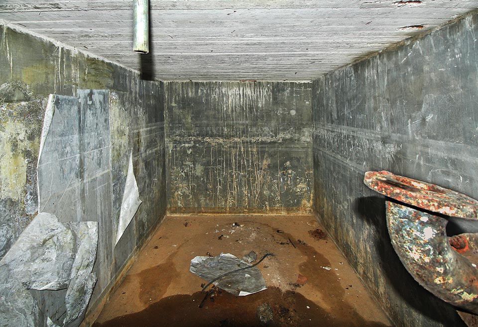 Nebýt mokré skvrny na podlaze, skýtá hlavní nádrž bezpečí a pohodlí domácí ložnice. Včetně mírně odstávajícíh tapet s okrasnými vzory na stěnách.