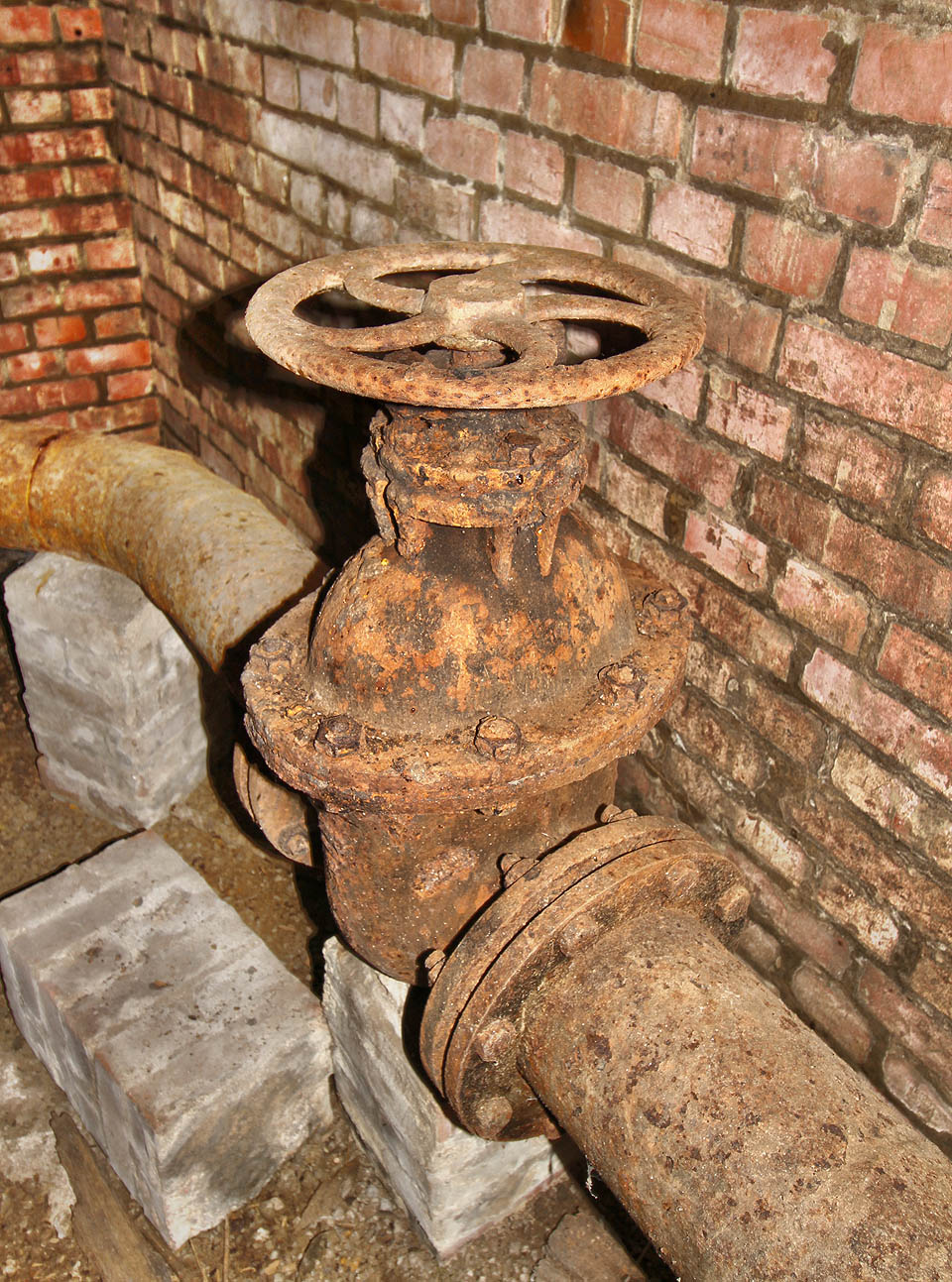 Ventily s pětiramennými ovládacími koly patří k nejhezčím vodárenským zařízením. Také v kuřimském vodojemu zůstal jeden prakticky nepoškozený, pouze zkorodovaný mnohaletou rzí. Elegantní kolo z druhého se smutně povaluje opodál.