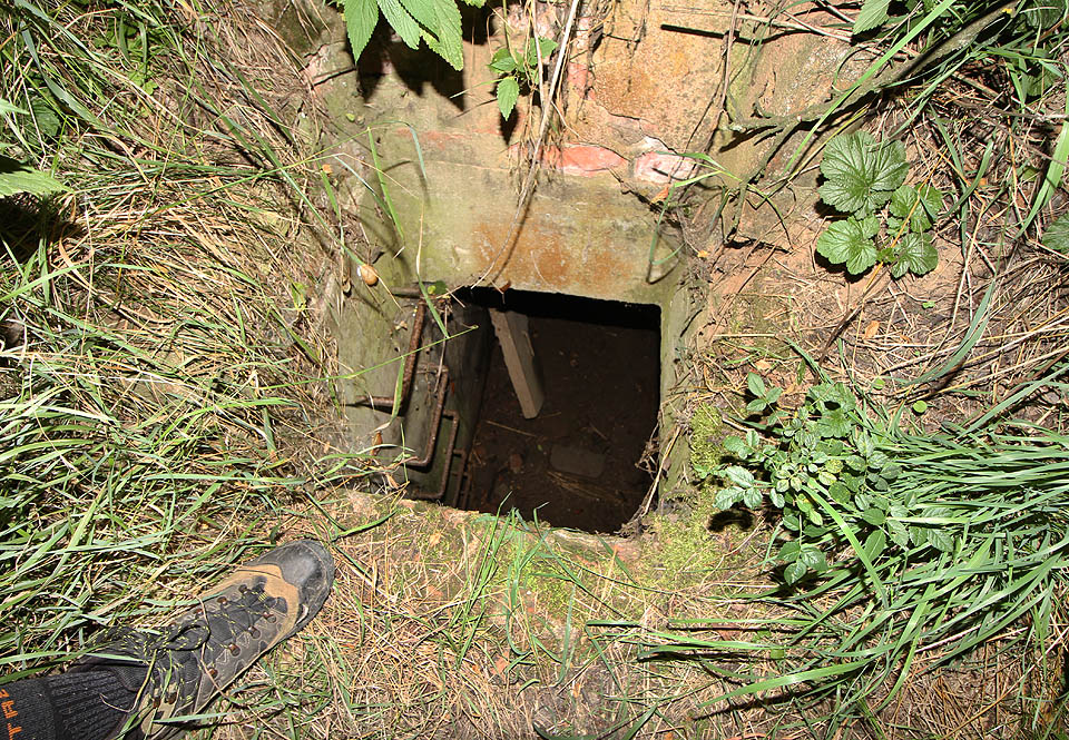 Úspěch označuje nezakrytý vstup (betonový poklop leží na dně nádrže), který může být nebezpečnou pastí. Svědčí o tom hromady kostí malých zvířat, která omylem či úmyslně pronikla dovnitř, ale ven se už po žebříku nedostala.