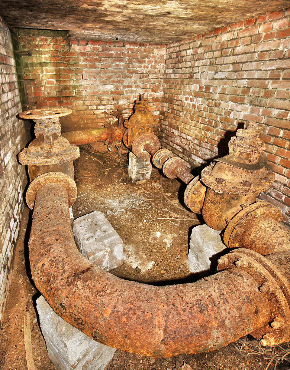 Tak vypadá komora s ventily sedmdesát dva let po skončení zatím poslední světové války.