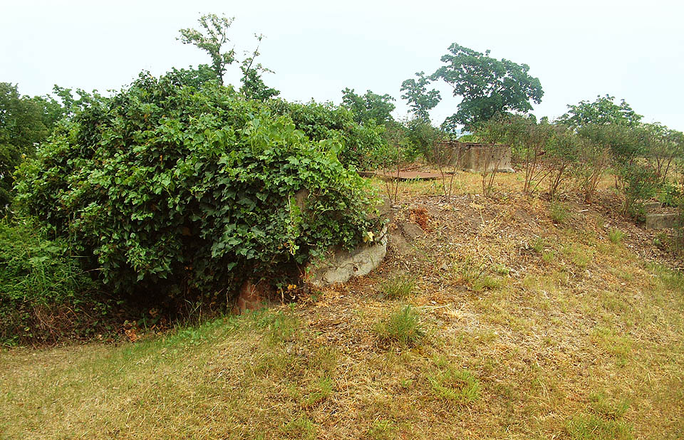 Vstupní šachty nového vodojemu (vpředu) a šoupátkové komory (vzadu) z povrchu východního bastionu. Foto: Radoslav Ulrich. Vstupní šachty nového vodojemu (vpředu) a šoupátkové komory (vzadu) z povrchu východního bastionu. Foto: Radoslav Ulrich.