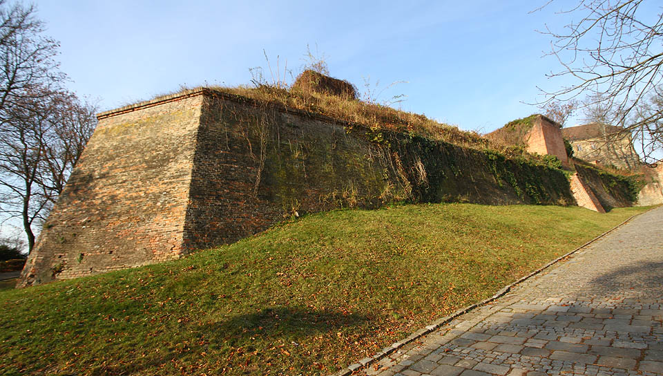 Při pohledu od východu je dobře vidět vstupní šachtu staršího (uprostřed) i mladšího (vpravo) vodojemu. Při pohledu od východu je dobře vidět vstupní šachtu staršího (uprostřed) i mladšího (vpravo) vodojemu.