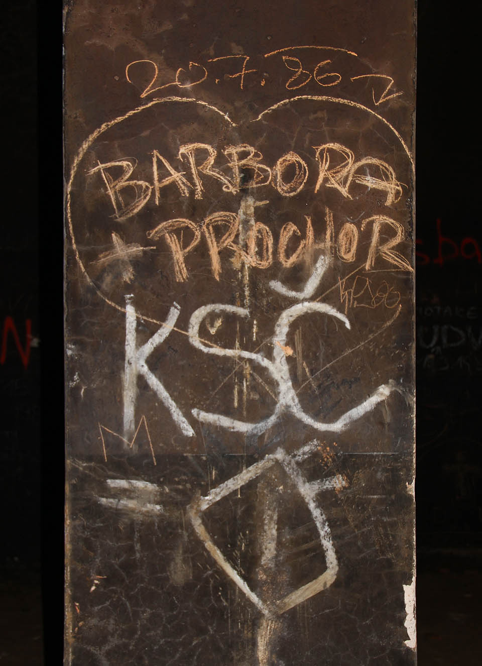 V roce 1986 ovšem politické proklamace poněkud přitvrzují. V roce 1986 ovšem politické proklamace poněkud přitvrzují.