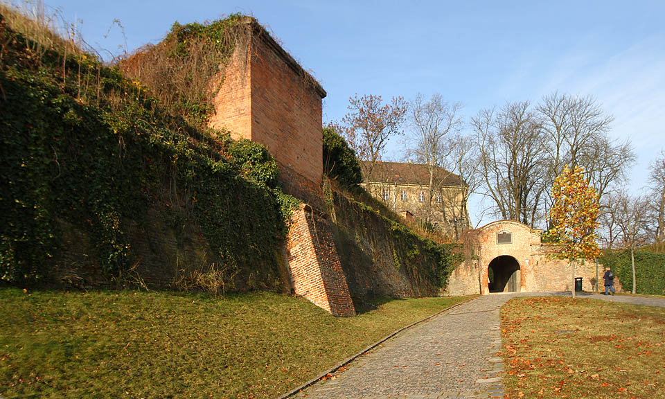 Vstupní šachta mladšího, betonového vodojemu, kterou v 80. letech 20. století pronikla dovnitř nespokojená mládež rozličného druhu: romantici, sprejeři, toxikomani, rockeři, nadějní disidenti a beznadějní fašisti. Vstupní šachta mladšího, betonového vodojemu, kterou v 80. letech 20. století pronikla dovnitř nespokojená mládež rozličného druhu: romantici, sprejeři, toxikomani, rockeři, nadějní disidenti a beznadějní fašisti.