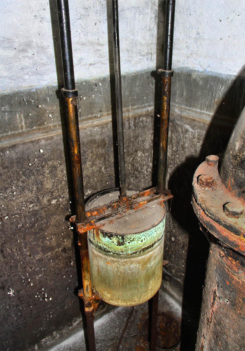 Plovák o objemu cca 15 l klouzal po mosazných kolejničkách nahoru a dolů podle aktuální žíznivosti obyvatel města. Plovák o objemu cca 15 l klouzal po mosazných kolejničkách nahoru a dolů podle aktuální žíznivosti obyvatel města.