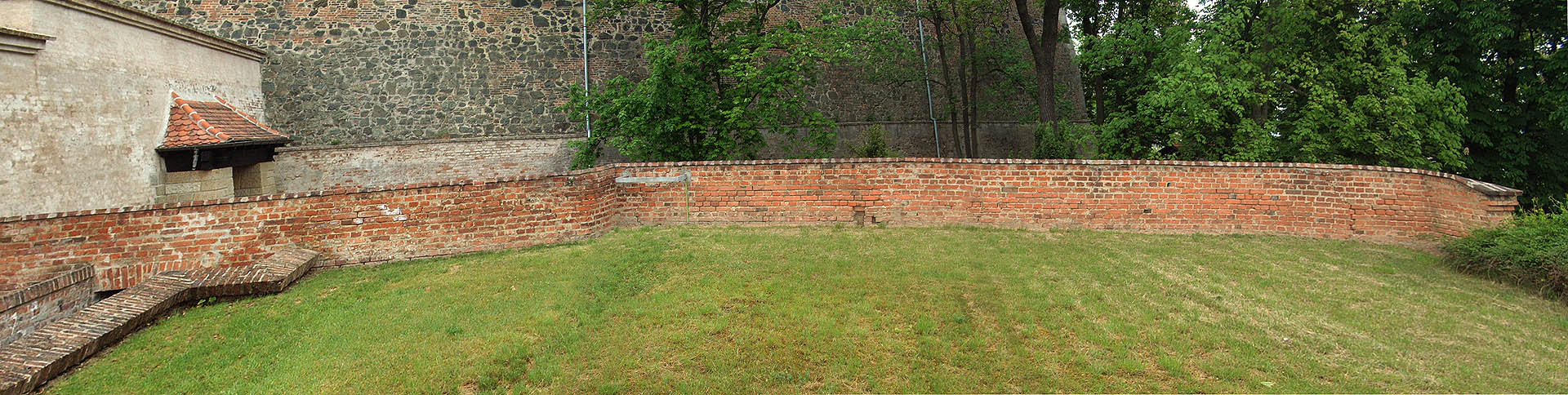Povrch mladšího (betonového) vodojemu při pohledu od jihovýchodu směrem k hradu. Foto Radoslav Ulrich. Povrch mladšího (betonového) vodojemu při pohledu od jihovýchodu směrem k hradu. Foto Radoslav Ulrich.