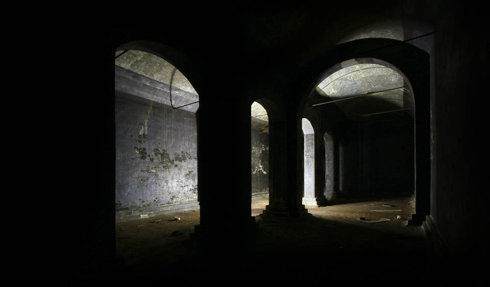 První pohledy do útrob úctyhodné stavby dávají tušit velkolepost a téměř posvátnou atmosféru úchvatného technického díla. První pohledy do útrob úctyhodné stavby dávají tušit velkolepost a téměř posvátnou atmosféru úchvatného technického díla.