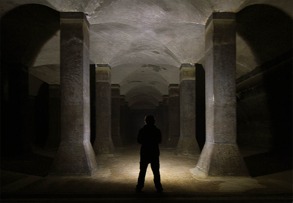 V pravidelné síti strohých betonových sloupů a stěn třetího vodojemu, lomících tisíckrát každý šelest a z drobných zvuků vytvářejících hromovou ozvěnu, rychle zapomenete na vnější svět.