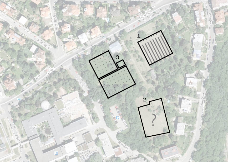 Rozlehlý vodárenský areál, který pohltil i původní cestu z Úvozu na Kraví horu, ukrývá tři vodojemy. Nejstarší (1) postavený mezi roky 1868 a 1876, jeho o málo mladšího, nepřístupného sourozence a třetí, betonový vodojem přibližně z roku 1910.