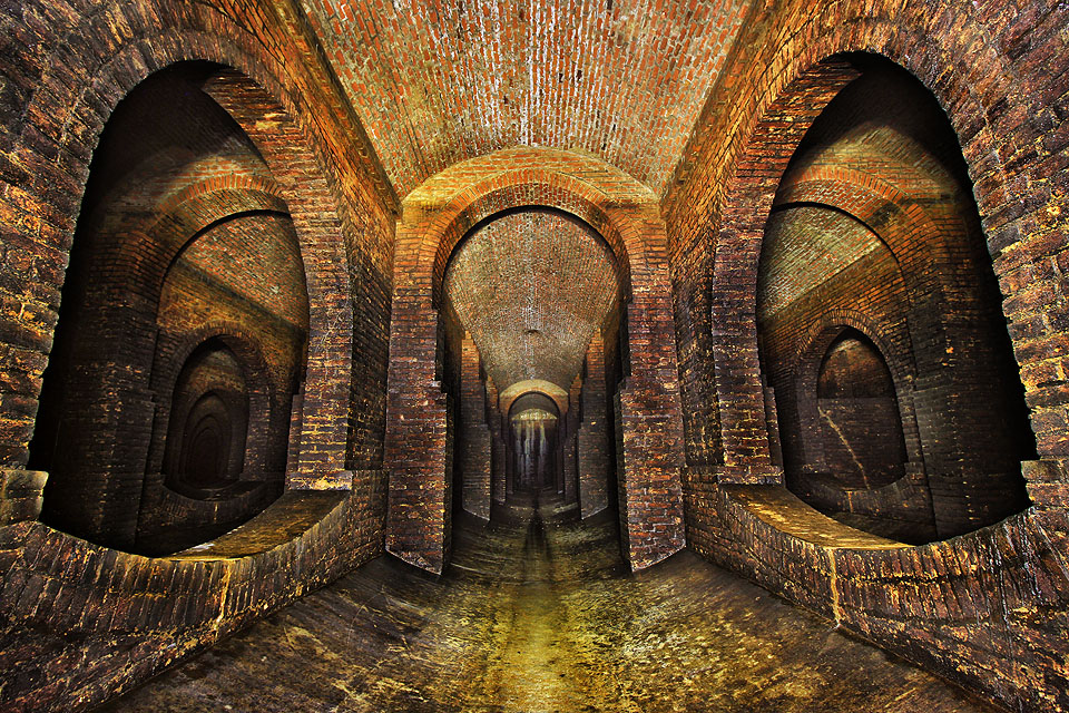 Oblouky obřích oken s mělce prohnutým dnem spojují jednotlivé oddíly vodojemu. Konstrukce je vymyšlena tak, aby bez železobetonu, pouze za pomoci cihel obsáhla maximální objem vody při minimálním objemu vlastního zdiva.