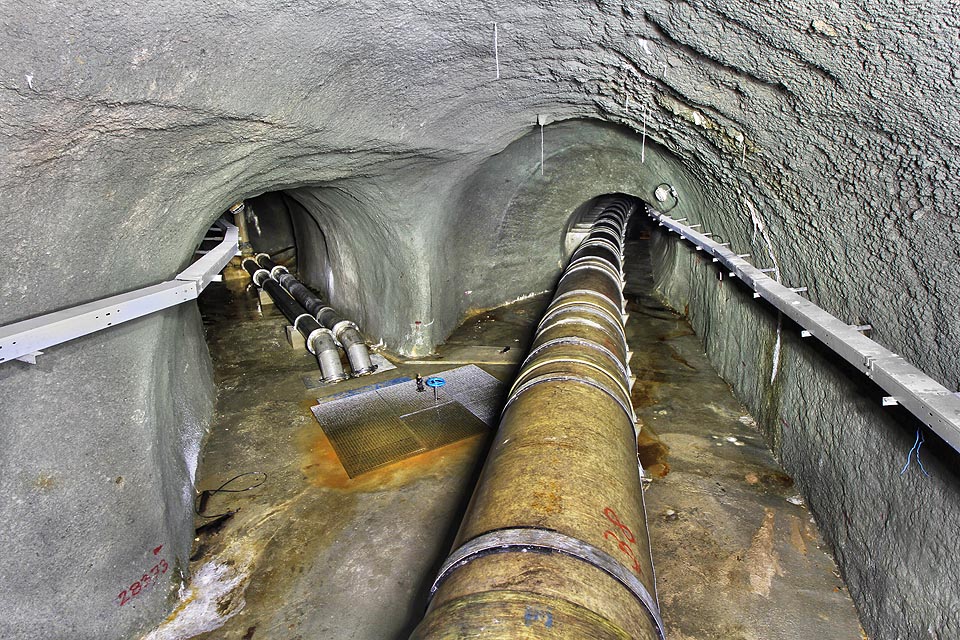 Z podlahy zde vystupují dvě nerezová výtlačná potrubí o průměru 300 mm, vedoucí k místu vrtu, kterým stoupají k povrchu do Kohoutovic.