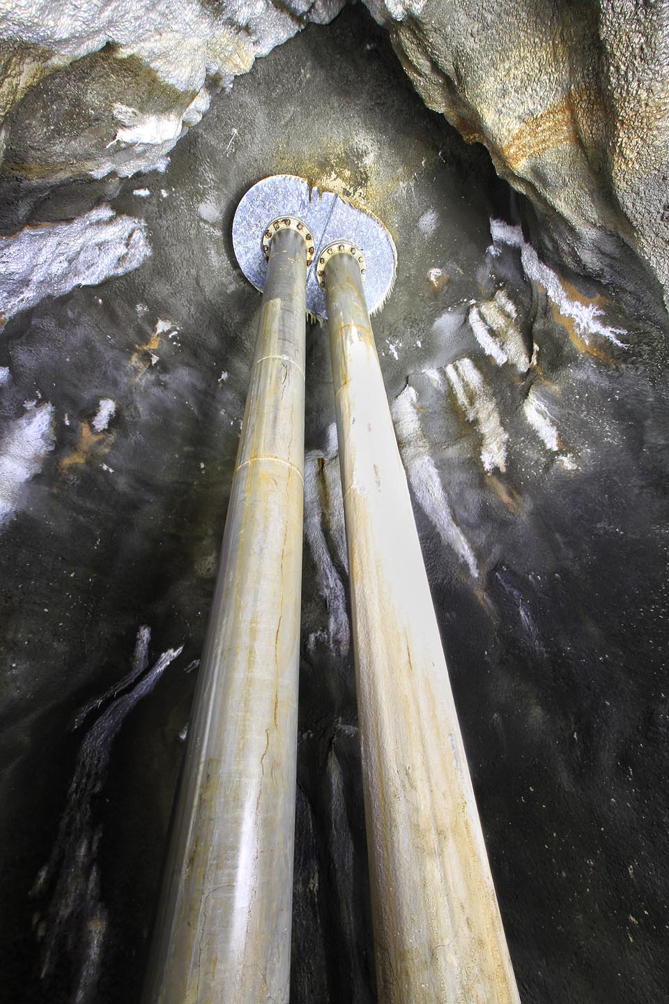 Očekávali jsme unikátní technickou šachtu hlubokou 100 m, ale namísto ní lze spatřit jen spodní stěnu neprůchodné betonové ucpávky úzkého vrtu, kterým potrubí stoupá do Kohoutovic.