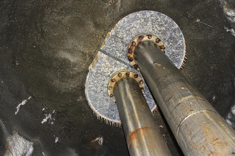 Průchodku z pozinkovaného plechu jemně lemuje krápníkové krajkoví. Tudy se neprotáhneme. Ani myš.