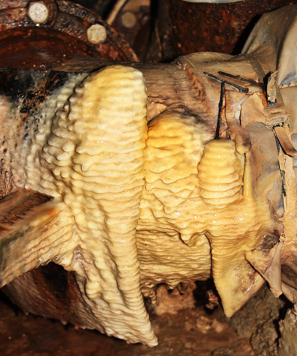 Ani podhoubí betonového velikána není nezajímavé. Nánosy sintru hluboko ve štole připomínají šlehačkový dortík nebo palačinky dobře penetrované medem.