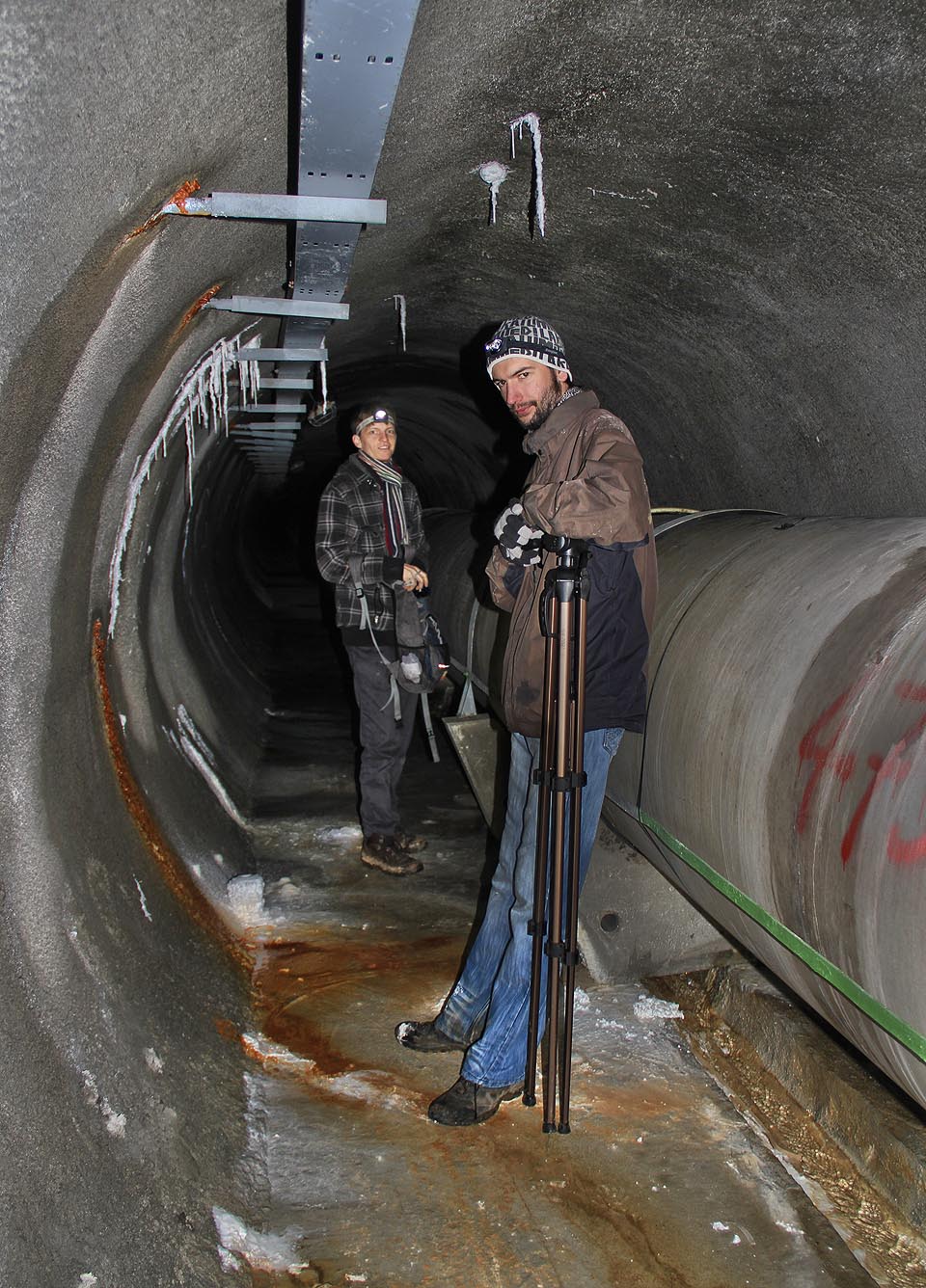 Trpěliví kolegové z vánoční exkurze do nitra vodovodního labyrintu pod Brnem spolupracovali při focení.
