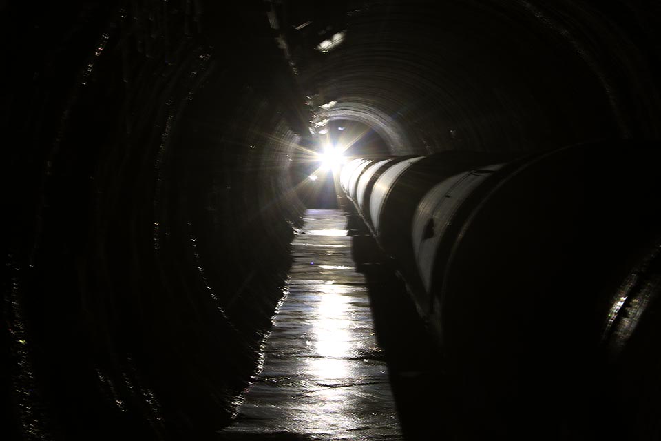 Množství světla ve štole však lidskému oku umožnilo pouze mnohem méně detailní průzkum než dlouze exponované fotografie. Realitu docela věrně zachycuje tento snímek.