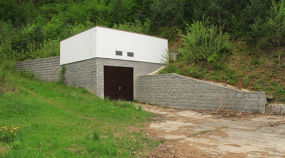 A tak vypadá jednoduchá budova při severním portálu tunelu. Nachází se na nepřístupném místě v uzavřeném areálu nad řekou Svratkou.