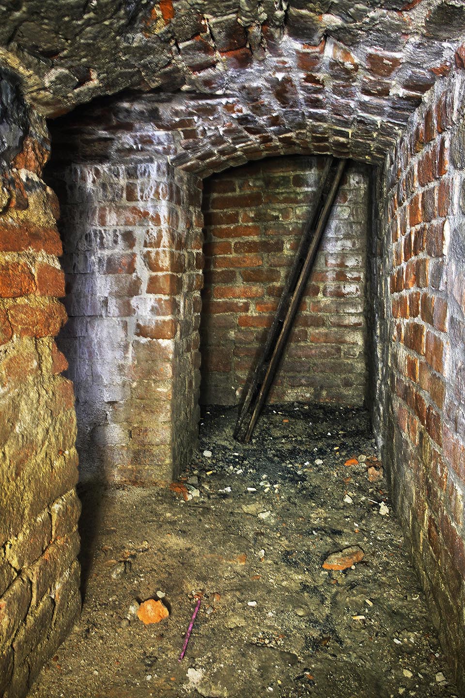 Z povrchu je přístup zajištěn po dřevěném žebříku do nevelké komory, kde se chodba rozšiřuje asi na dvojnásobek své obvyklé šířky.