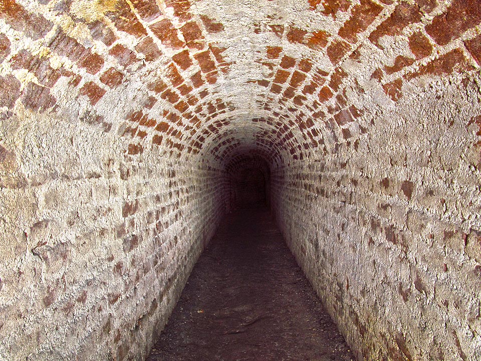 Úzkou chodbou vedlo pravděpodobně dřevěné potrubí přivádějící vodu z rybníka Gaisperka.