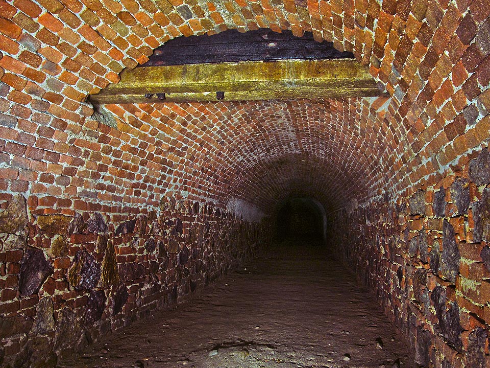 Poměrně široká chodba je dokonale čistá od svého znovuobjevení a rekonstrukce v roce 1999. Klenba je občas přerušena povrchovými stavbami a základy pozdějších budov.