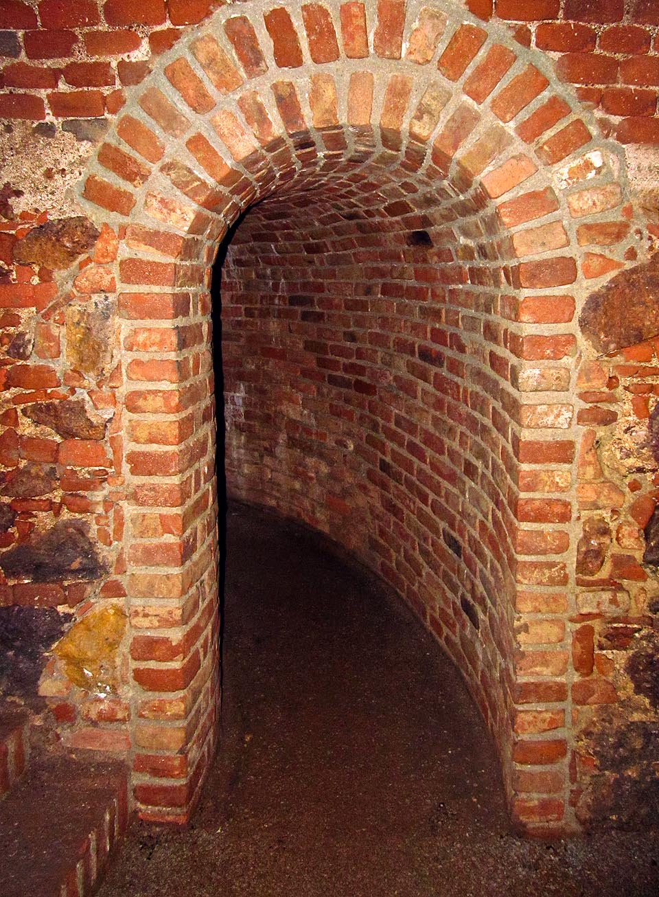 Těžko soudit, za jde o původní chodbu nebo výsledek rekonstrukce na přelomu tisíciletí, při níž byly použity původní cihly.