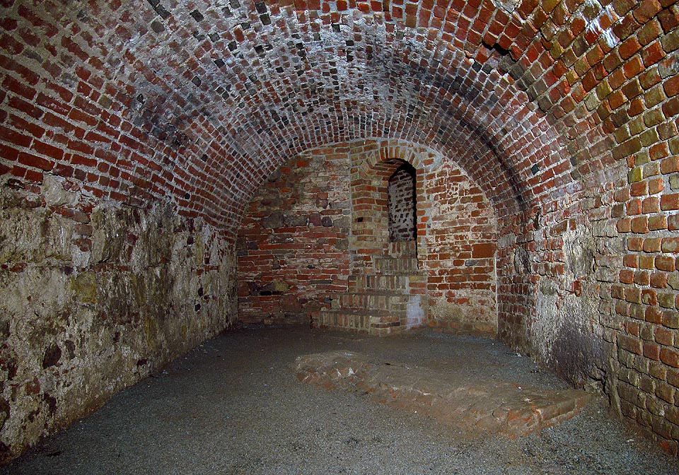 Před průrazem na konci pravděpodobného klášterního sklepa je vidět strop kanalizační stoky vedoucí o patro níž.