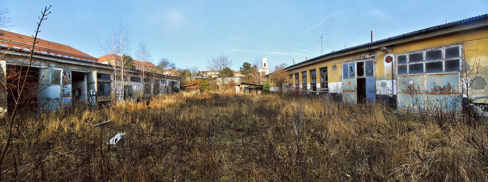 Studené paprsky lednového slunce svítí na opuštěný vojenský areál na Kraví hoře v Brně, kde měl vyrůst polyfunkční dům Wilson.