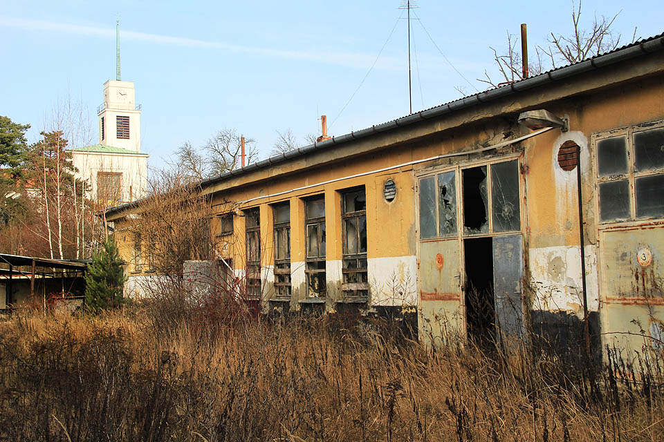 Pohled na zchátralou budovu 2 v areálu „Wilson“ s kostelem sv. Augustina na náměstí Míru v pozadí.