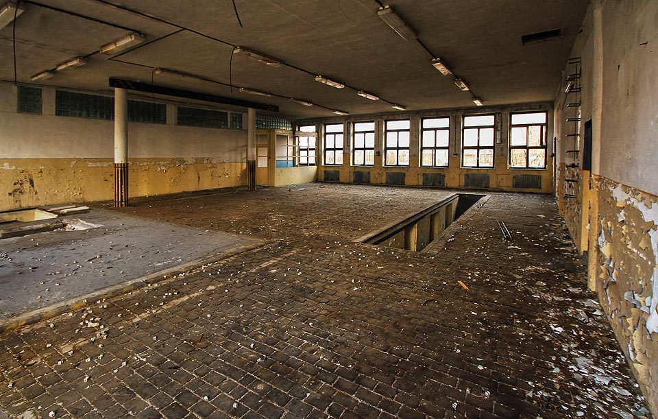 Také v této dílně budovy 2 probíhala výuka oprav motorových vozidel.