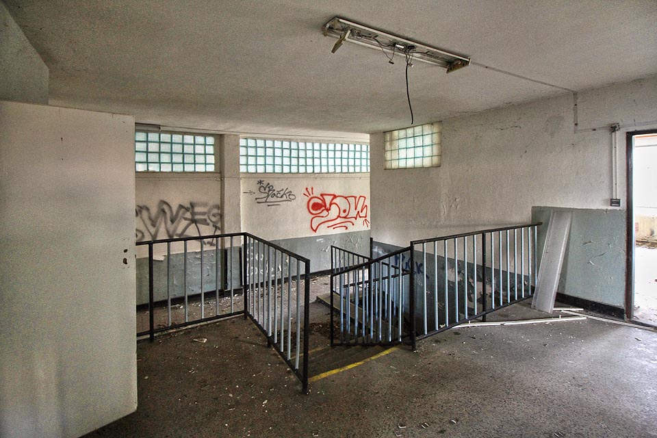 Severní část budovy 2 je jedinou dvouposchoďovou stavbou v areálu se suterénem a vyvýšeným prvním patrem.