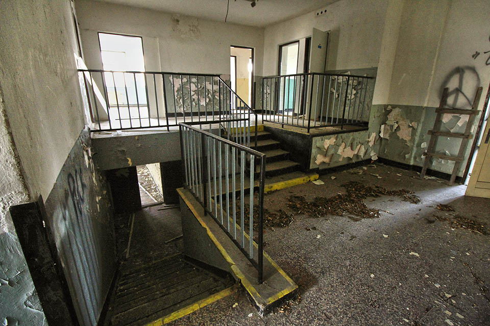 Jde o nejhonosnější část areálu, která jediná není technickým provozem, ale ukrývá bývalé kanceláře a společenské prostory.