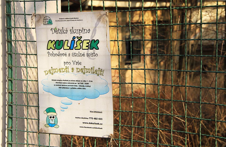 Slepá okna zarostlá pavučinami v pozadí naznačují, že se v areálu za Sušilovými kolejemi opravdu skrývá „pohodové a útulné místo“, kam nedoléhá ruch velkoměsta.