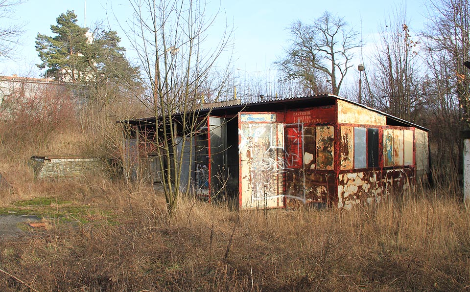 Tento plechový přístřešek nedaleko hřiště 5 byl pravděpodobně skladem pohonných hmot.